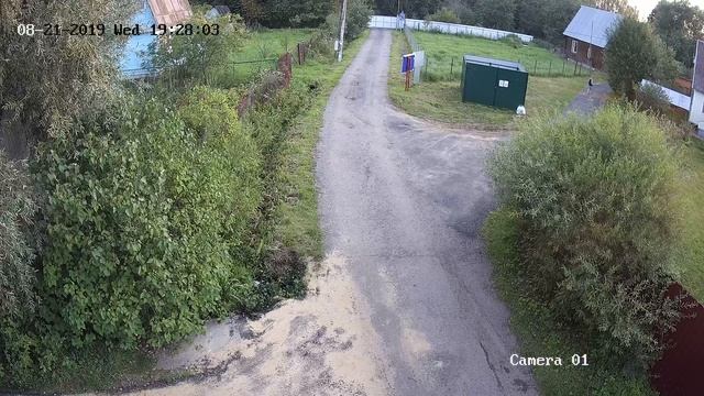 Мальчик из СНТ Глазовка кидает мусор у контейнерной площадки