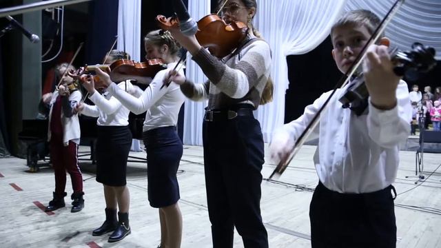 Закулисье и сцена. Отчетный концерт ДМШ №5 в ХАТОБе. Ансамбль струнных инструментов. смотреть онлайн