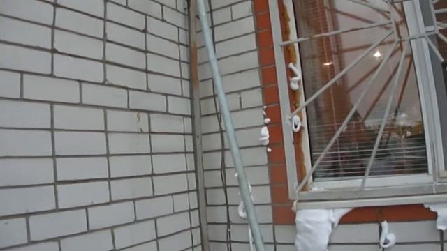 Утепление домов по фасаду. Жидкий пенопласт из Пеноизола в зазоры стен. смотреть онлайн