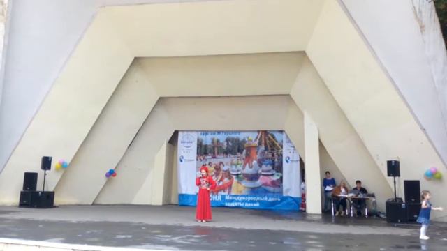 Сантина поёт. Песня "Порушка-Параня" смотреть онлайн