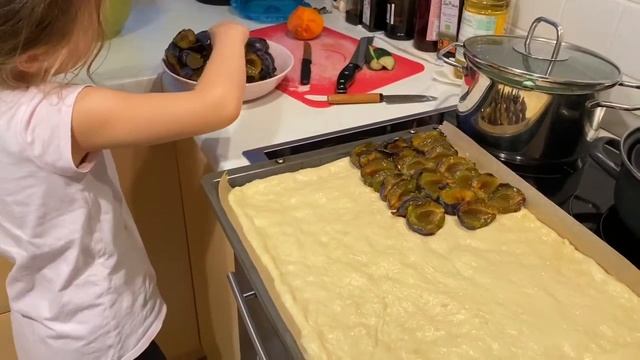 Печём сливовый пирог Zwetschgenkuchen 30.9.20 смотреть онлайн