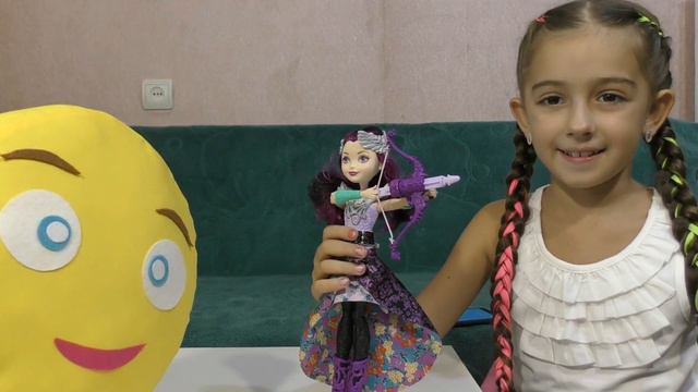Николь и апельсин открывают Рэйвен Квин Ever After High Raven Queen Magic Arrow смотреть онлайн