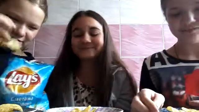 Кто быстрее съест чипсы???