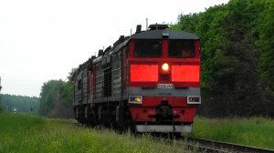 2ТЭ10М-2920 и 2ТЭ10У-0428 с приветливой бригадой следуют в сплотке