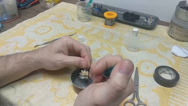 Чистка резисторов, регуляторов громкости, аттенюаторов, переменных резисторов - химией. смотреть онлайн