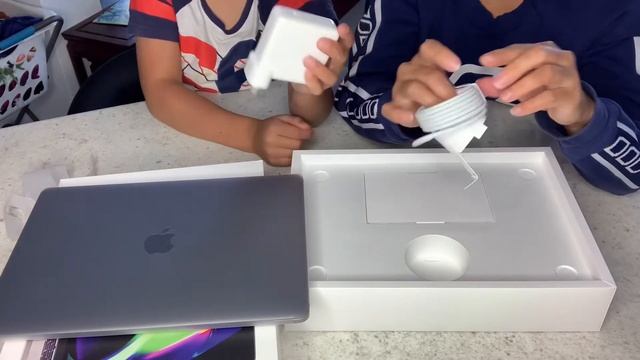 Apple Macbook Pro 13-Inch with M1 Chip || Unboxing смотреть онлайн
