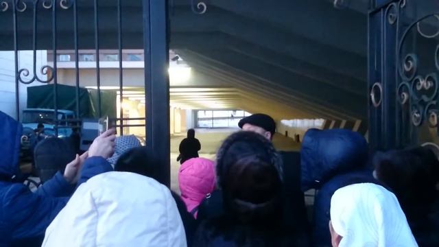 не пускают на встречу с акимом, народ прорвался смотреть онлайн