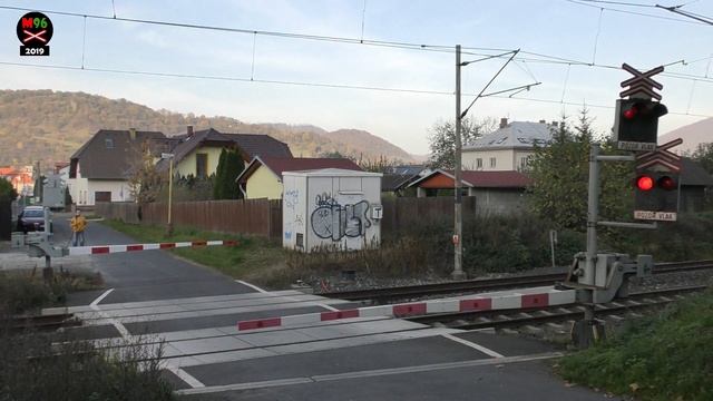 Železniční přejezd Velké Březno #2 - 26.10.2019 / Czech railroad crossing смотреть онлайн