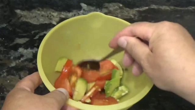 Sous vide bluefin tuna with avocado salad.Сувид тунец с авокадо салатом. смотреть онлайн