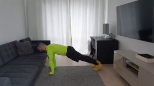 Шаги руками в планку и обратно