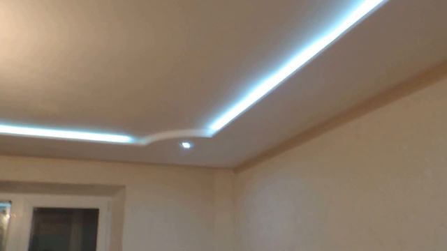 Потолок из гипсокартона с подсветкой и светильниками. смотреть онлайн