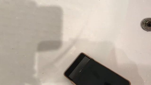 ЗАРЯЖАЮ СМАРТФОН под ВОДОЙ или КАК ЛИШИТЬСЯ СВЕТА смотреть онлайн