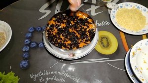 Слоёный салат с курицей, черносливом, грибами и орехами.