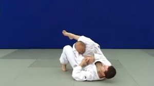 2 КЮ. Удэ-хишиги-санкаку-гатамэ