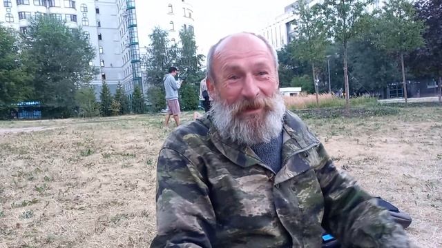 Бомж в центре Москвы читает пошлый стих о простых человеческих желаниях смотреть онлайн