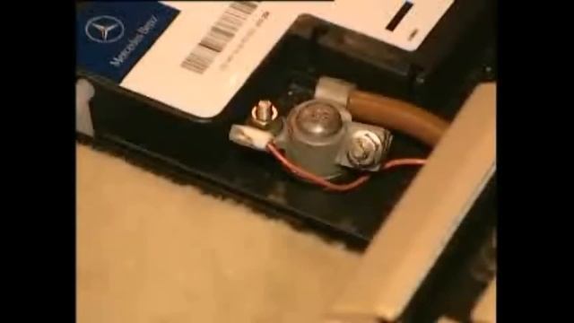 Замена основного и дополнительного аккумулятора Mercedes-Benz W164 ML and GL - Class смотреть онлайн