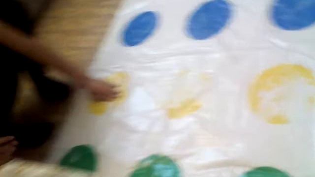 Играем в твистер!!! смотреть онлайн