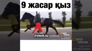 Казашка на лошади скачеть