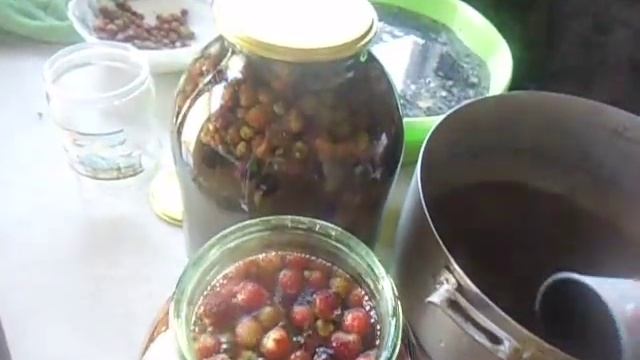 КОМПОТ НА ЗИМУ ИЗ ЛЕСНОЙ КЛУБНИКИ И ЧЕРНОЙ СМОРОДИНЫ.... смотреть онлайн