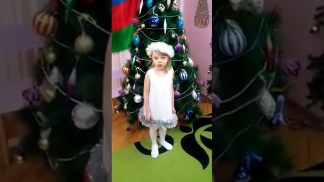 Виктория читает стишок про Новый Год смотреть онлайн
