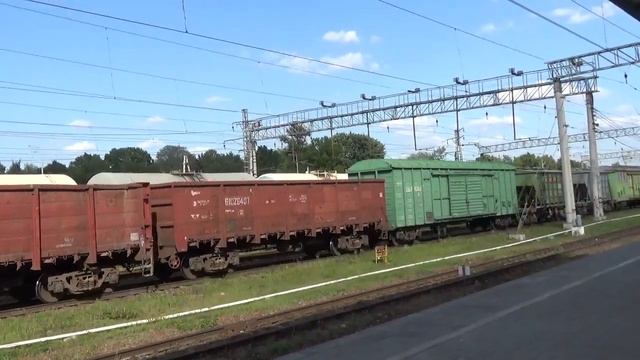 ЭП2К-361 с поездом №60 Москва-Сургут и ЧМЭ3-1899 на станции Плющево. смотреть онлайн