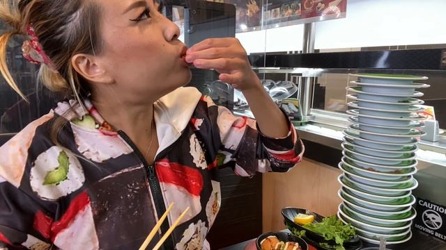 INTERNATIONAL SUSHI DAY! How many Plates Can I eat at Revolving Sushi Bar - Kura Sushi #RainaisCraz смотреть онлайн