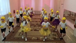 Подготовительная группа  Д/С 13 Танец "Вновь снежинок хоровод"