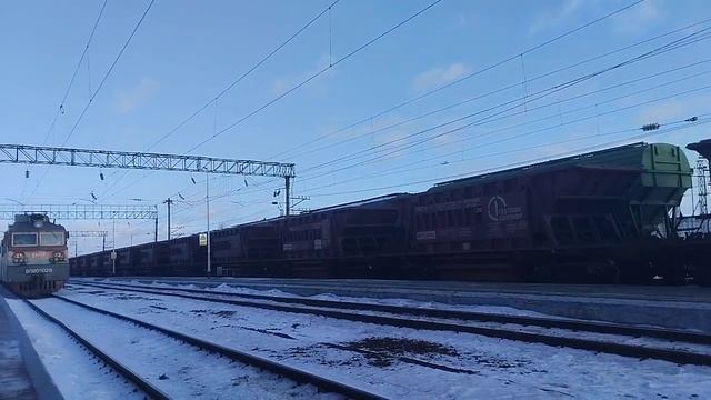 ВЛ80С-2283 с грузовым поездом проследует станцию Тербуны ЮВЖД.