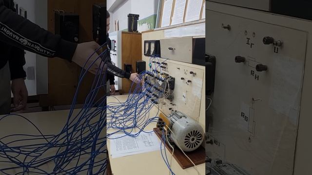 Студенты электрики собирают схему реверсивного пуска асинхронного двигателя ))) смотреть онлайн