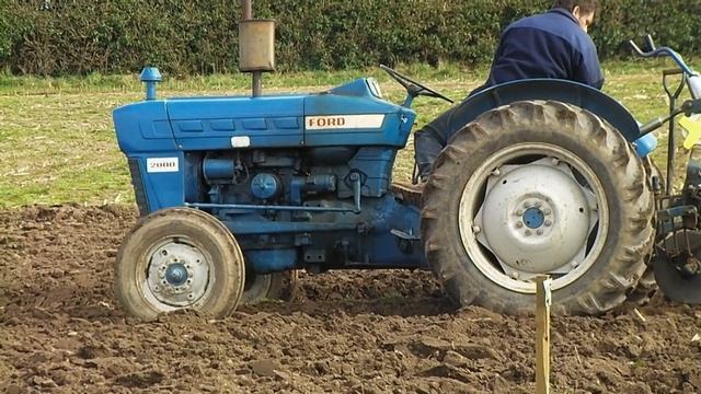 1967 Ford Dexta 2000 2.6 Litre 3-Cyl Diesel Tractor (36 HP) With Ransomes Plough смотреть онлайн