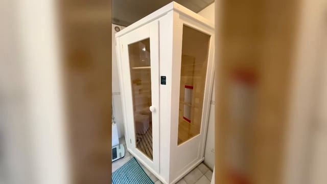 Видеообзор двухместной кедровой ик-сауны белого цвета смотреть онлайн