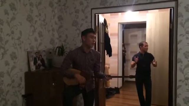 Домбырамен жандырды!"Тәтті ару"!Керемет! смотреть онлайн