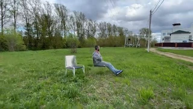 Произвели стулья из акрила , прозрачные как вода смотреть онлайн
