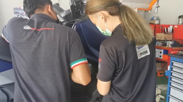 MaxSym TL 500 battery location , cover to open смотреть онлайн