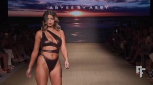 Лето в Майами и шоу бикини