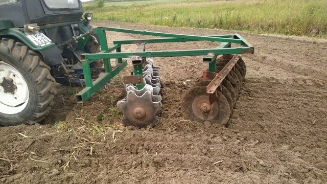 Минитрактор и диски.В два следа..и можно не пахать.Дисковая борона пошла. смотреть онлайн
