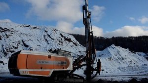 Пневмоударная буровая установка ZEGA D480A, работа системы RHS (автоматическая подача буровых труб)