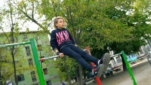 Девочки на турниках делают крутые трюки!!! Учитесь пацаны