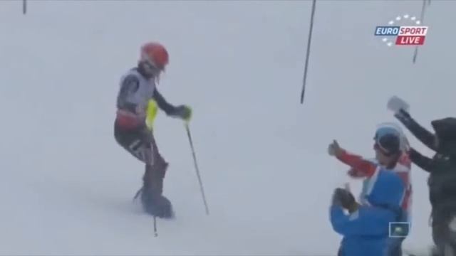 Лыжник спускается с горы без лыж, прикольное видео смотреть онлайн