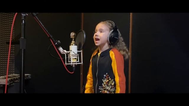 Кира поет с мамой. Песня "Monkey dance" смотреть онлайн