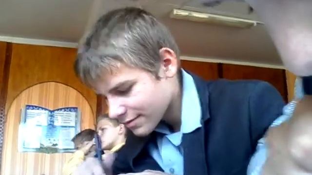 Смотрите на парня в жёлтой рубашке смотреть онлайн