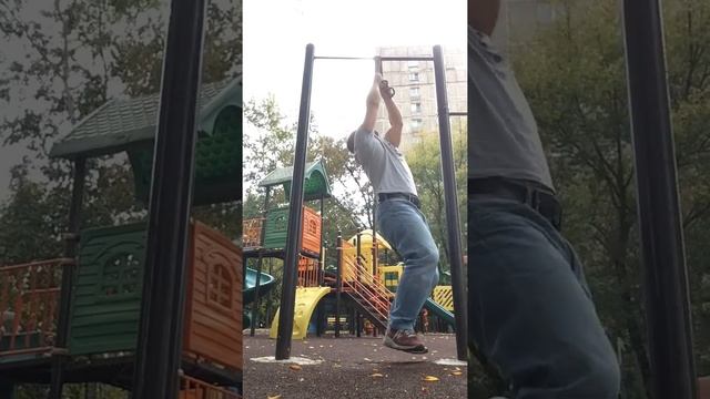 Укрепление силы хвата при помощи подтягиваний прямым хватом на капроновом канатике. смотреть онлайн