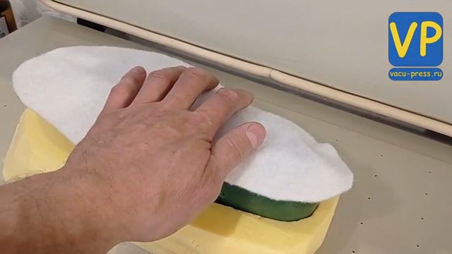 Горячее формование на мембранно вакуумном прессе подошвы, стельки и пятки