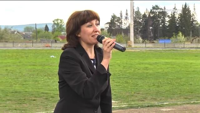 На городском стадионе в Ревде прошел праздник детских летних площадок смотреть онлайн