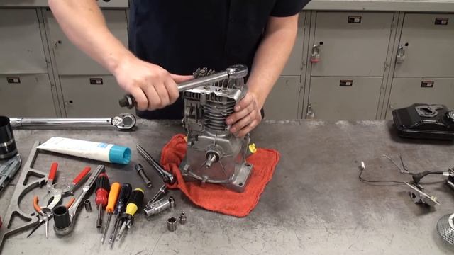 Small Engine Reassembly 3.5 HP Briggs and Stratton смотреть онлайн