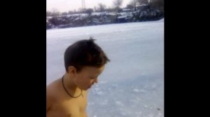 РЕБЕНОК В ПРОРУБИ НА КРЕЩЕНИЕ ЗАКАЛЯЕТСЯ и ЗАРЯЖАЕТСЯ СИЛОЙ))