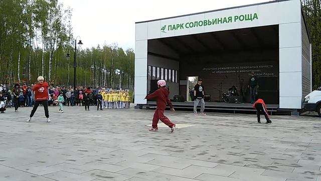 ? О, УЖАС!У меня зажевало капюшон у всех на глазах!? НО Я НЕ СДАЛАСЬ! Выступление брейк- данс? смотреть онлайн