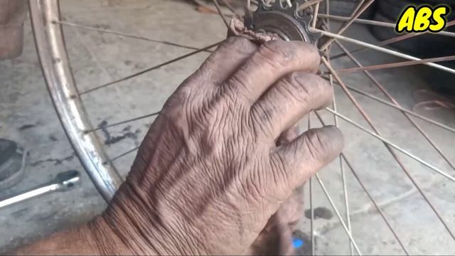 How to greasing and repair a Bicycle wheel hub | Cycle rim greasing смотреть онлайн