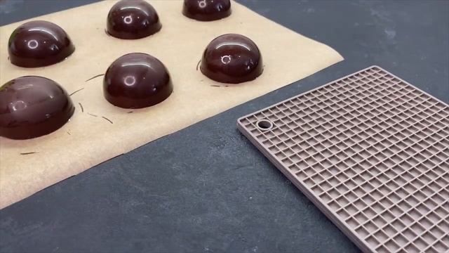 Шоколадные БОМБОЧКИ с какао и маршмеллоу! Шоколадные шары с сюрпризом внутри. смотреть онлайн