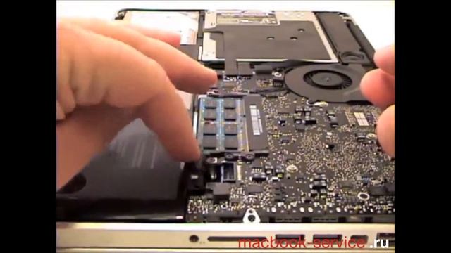 Вынимаем аккумулятор и жесткий диск из macbook pro 13 смотреть онлайн